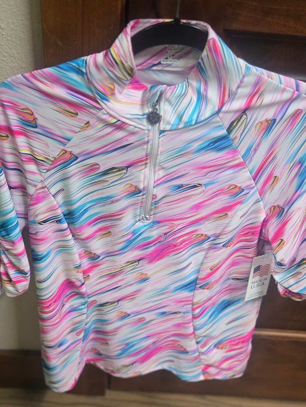 NWT! Tzu Tzu short runched sleeve top. UVA 50+ fabric. Beautiful. Size LARGE